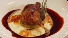 Pato confeitado com maçãs assadas e creme de batatas