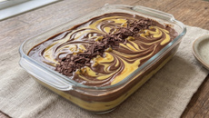 Mousse de maracujá com chocolate mesclado: sobremesa fácil perfeita para festas
