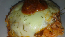 Ovo pochê com salada crocante de cenoura