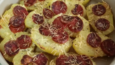 Batatas assadas ao queijo parmesão e linguiça portuguesa