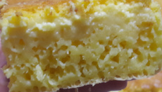 Bolo cremoso de milho verde