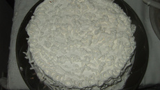 Bolo pão de ló com recheio de doce de leite