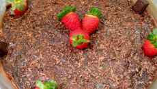 Mousse de chocolate meio amargo com morango