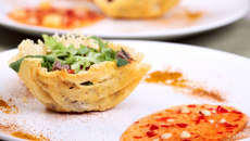 Cestinha de Parmesão com Salada Agridoce