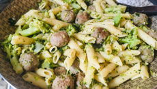 Macarrão com brócolis e almôndegas da Fê