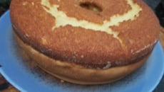 Bolo de fubá cremoso com queijo