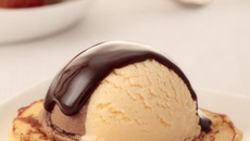 Panqueca de maçã e amêndoas com sorvete carioca