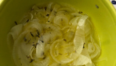 Molho de cebola para acompanhamento.