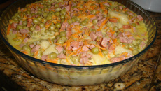 Massa ao molho de calabresa, cenoura e evilhas