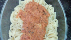 Talharim com creme de tomate e calabresa