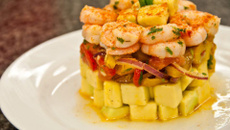 Salada de camarão com abacate