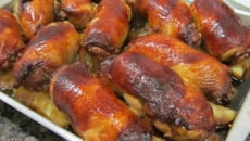 Coxa de frango desossada e recheada