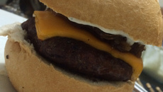 Sanduíche com pasta de gorgonzola e cebola caramelada