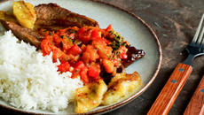 Carré com tomates e alecrim 