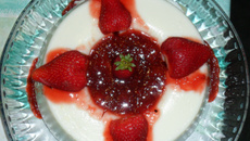 Manjar de coco com calda de morango