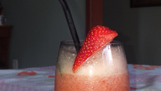 Suco de Morango com folhas de hortelã