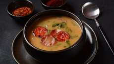 Caldo de fubá com couve e linguiça toscana