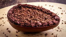 Ovo de Páscoa Matilda com camadas de bolo de chocolate e recheio cremoso