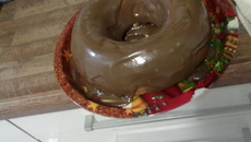 Bolo branco com bobertura de brigadeiro