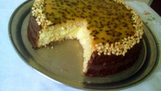 Bolo recheado de maracujá com cobertura de chocolate