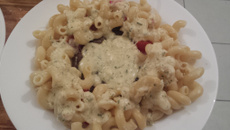 Macarrão com molho de queijo ouda na panela de pressão elétrica