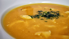 Caldo de abóbora com frango