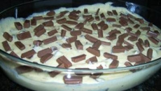 Mousse fácil de maracujá com biscoitos e chocolate