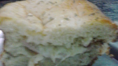 Pão caseiro recheado com queijo e presunto