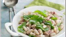 Salada de feijão branco, atum, rúcula e coentro