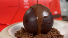 Esfera de chocolate recheada com mousse e cocada cremosa