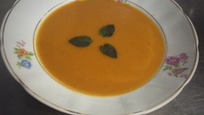 Sopa de tomate com manjericão