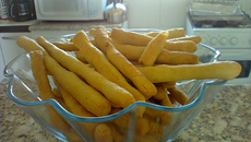 Salgadinho assado de cebolinha e queijo