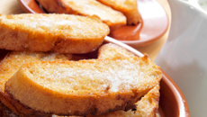 Rabanada com calda de laranja