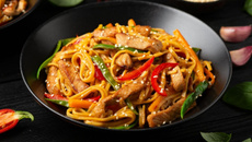 Chow mein macarrão chinês frito com frango fácil de fazer em 30 minutos