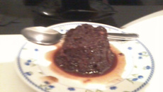 Bolo de caneca sem ovo com cobertura de chocolate