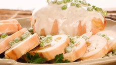 Rocambole de frango com recheio de damasco