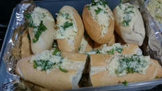 Maionese de alho da Thatá para pão de churrasco