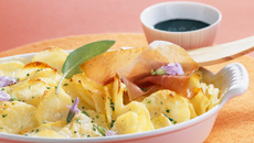 Jantar rápido de maçãs, presunto e batatas