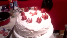 Torta de nata com morango e beijinho