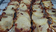 Batatas assadas com bacon e alho