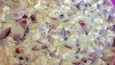 Sobremesa de merengues com morangos