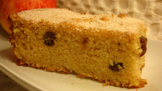 Bolo de maçã com passas e canela