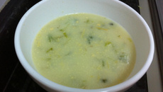 Sopa cremosa de alho-poró