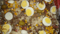 Macarrão com carne moída e molho quatro queijos