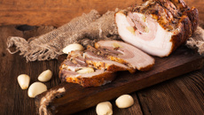 Pernil recheado com calabresa marinado na cerveja