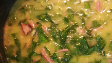 Sopa de batata baroa com carne seca e couve