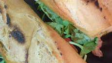 lanche de linguiça com queijo e rúcula