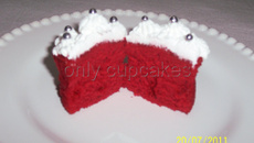 Cupcakes Red Velvet (veludo vermelho) com frutas vermelhas e chantilly