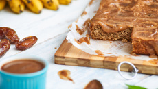Bolo de banana sem açúcar com calda de tâmara