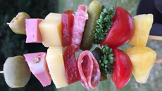 Espetinhos de frios e doces